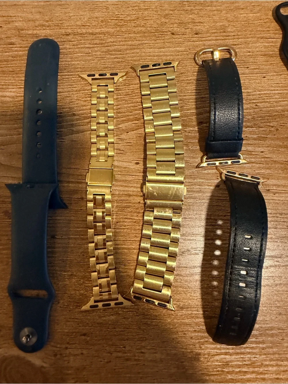 Black smartwatch with 4 bands - Modern Wearable
